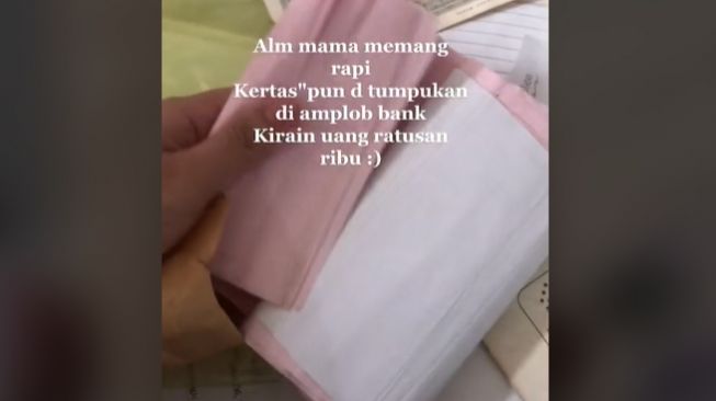 Anak bongkar amplop peninggalan ibu. (TikTok)