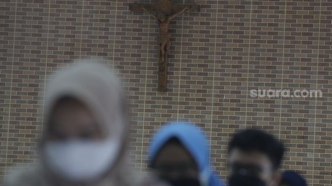 Sejumlah warga melakukan observasi usai mendapatkan vaksinasi COVID-19 di Yayasan St Fransiskus Asisi, Jakarta, Selasa (3/8/2021). [Suara.com/Angga Budhiyanto]