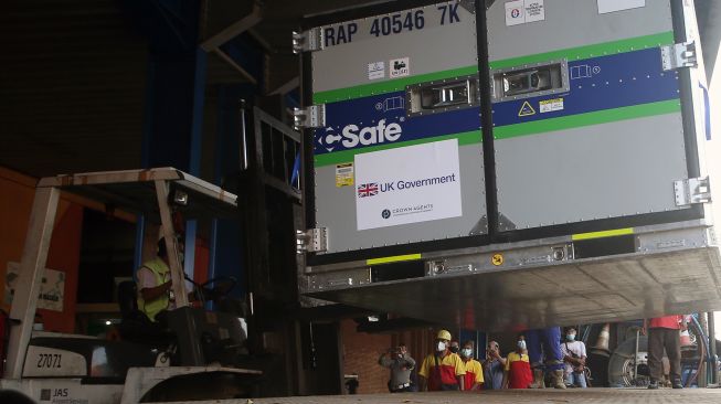 Pekerja cargo melakukan bongkar muat Envirotainer berisi vaksin jadi COVID-19 AstraZeneca hibah dari Pemerintah Inggris setibanya di Bandara Soekarno Hatta, Tangerang, Banten, Senin (2/8/2021).  ANTARA FOTO/Muhammad Iqbal