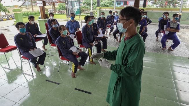 Petugas memberi pengarahan kepada narapidana sebelum menerima vaksin COVID-19 di Lapas kelas II A Purwokerto, Banyumas, Jateng, Selasa (3/8/2021). ANTARA FOTO/Idhad Zakaria