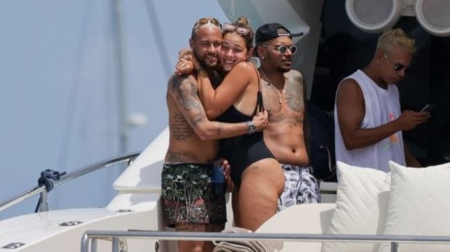 Potret Neymar pelukan bersama mantan pacarnya, Carol Dantas. (The Sun/ SPLASH NEWS)