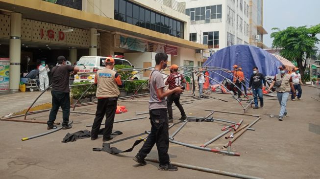 Tenda darurat RSUD Kota Bekasi dibongkar. Sebab semakin sedikit pasien COVID-19 di RSUD dr. Chasbullah Abdulmadjid Kota Bekasi itu.