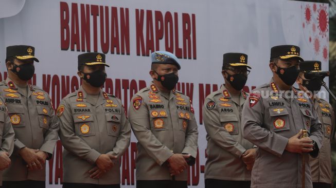 Kapolri Jenderal Polisi Listyo Sigit Prabowo (kedua kanan) memberikan keterangan saat pelepasan bantuan 1.000 oksigen konsentrator untuk warga yang terpapar COVID-19 di Mabes Polri, Jakarta, Selasa (3/8/2021). [Suara.com/Angga Budhiyanto] 