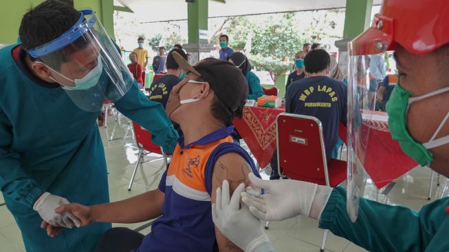 Petugas menyuntikkan vaksin COVID-19 kepada napi di Lapas kelas II A Purwokerto, Banyumas, Jateng, Selasa (3/8/2021).  ANTARA FOTO/Idhad Zakaria
