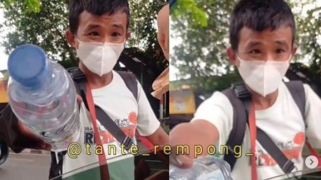 Salut! Tolak Pemberian Uang dari Pengendara Mobil, Alasan Pedagang Asongan Ini Bikin Baper