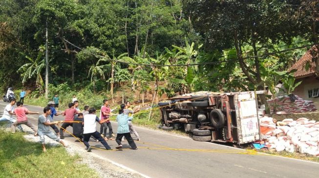 Ikuti Arahan Google Maps, Truk Pengangkut Bansos COVID-19 Terguling