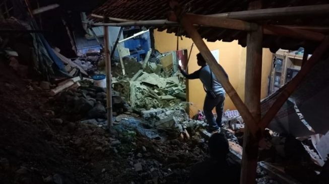 Satu Rumah Rusak Berat Akibat Longsor Tebingan di Sukajaya
