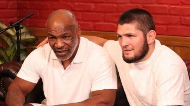 Legenda tinju dunia, Mike Tyson (kiri) berjumpa dengan mantan bintang UFC Khabib Nurmagomedov, Jumat (30/7/2021). [Instagram @Khabib_nurmagomedov]