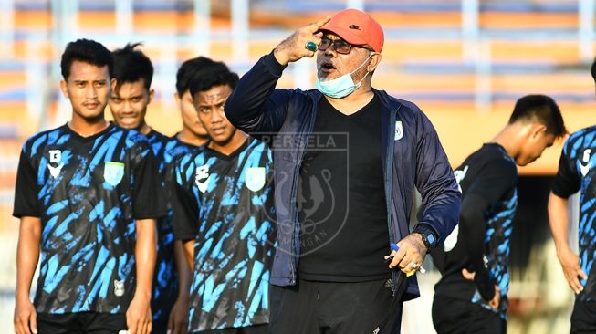 Pelatih kepala Persela Lamongan, Iwan Setiawan (tengah). [dok. Persela]