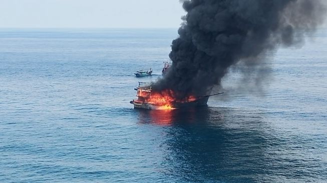 Kapal nelayan terbakar di perairan Pulau Berhala, Serdang Bedagai, Sumatera Utara. [Ist]