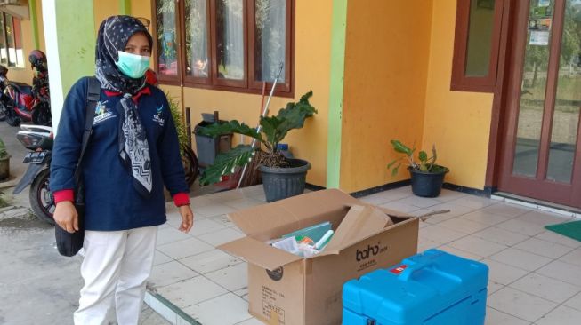 Petugas Dinas Kesehatan Kabupaten Mukomuko menyiapkan peralatan untuk melakukan tes usap terhadap warga [Foto Dok.Antarabengkulu.com]