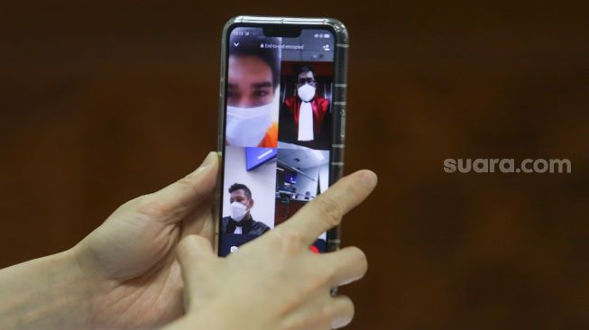 Aktor Jeff Smith saat menjalani sidang secara virtual melalui sambungan video call terkait kasus narkoba yang menjeratnya di Pengadilan Negeri Jakarta Barat, Rabu (4/8/2021). [Suara.com/Alfian Winanto]