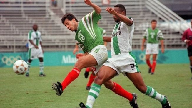 Potret pemain Nigeria saat tampil di cabor sepak bola Olimpiade 1996. (PASCAL GEORGE / AFP)