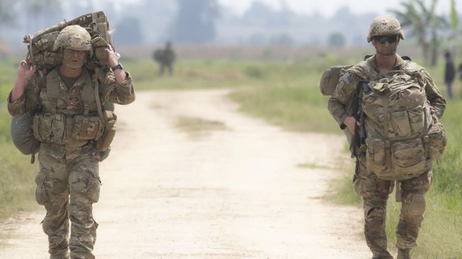 Tentara Amerika (US Army) berjalan usai penerjunan bersama TNI AD saat Latihan Bersama Garuda Shield ke 15/2021 di Pusat Latihan Tempur (Puslatpur) TNI AD di Martapura, Ogan Komering Ulu (OKU) Timur, Sumatera Selatan, Rabu (4/8/2021). [ANTARA FOTO/Nova Wahyudi]