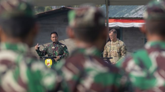 Kepala Staf TNI Angkatan Darat (KASAD) Jenderal Andika Perkasa (kiri) didampingi Komandan Tentara Angkatan Darat Amerika (US Army) Asia Pasifik Jenderal Charles A Flynn (kanan) berpidato saat pembukaan Latihan Bersama Garuda Shield ke 15/2021 di Pusat Latihan Tempur (Puslatpur) TNI AD di Baturaja, OKU, Sumatera Selatan, Rabu (4/8/2021). [ANTARA FOTO/Nova Wahyudi]