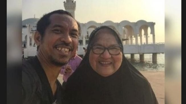 Ibu Ridho Slank Meninggal Dunia, Langsung Dimakamkan di Karawang