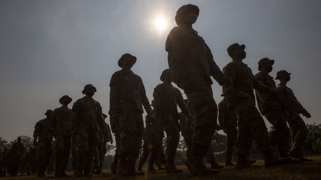 Tentara Amerika (US Army) mengikuti pembukaan Latihan Bersama Garuda Shield ke 15/2021 di Pusat Latihan Tempur (Puslatpur) TNI AD di Baturaja, OKU, Sumatera Selatan, Rabu (4/8/2021). [ANTARA FOTO/Nova Wahyudi]