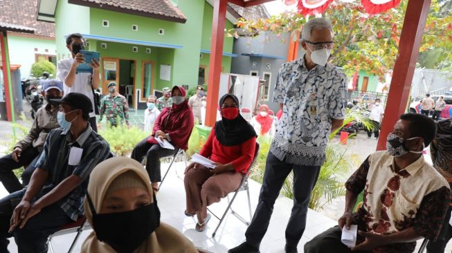 Gubernur Jawa Tengah Ganjar Pranowo kaget ada buruh tani di Klaten mengembalikan bantuan langsung tunai atau BST. [Dok Pemprov Jateng]