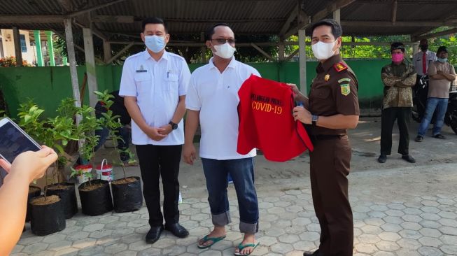 Wabup Lampung Tengah Ardito Wijaya jalani hukuman membersihkan masjid karena langgar prokes, Rabu (4/8/2021). [Dok Kejari Lampung Tengah]