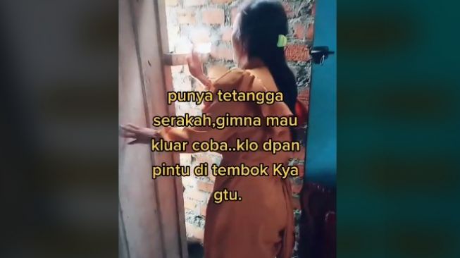 Wanita curhat buka pintu langsung tembok tetangga (tiktok)