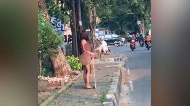 Dinar Candy turun ke jalan pakai bikini. [Ist]