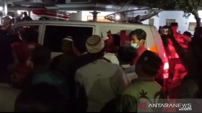 Tangkapan layar warga merusak mobil ambulans yang mengangkut jenazah pasien COVID-19 di Desa Pace, Kecamatan Silo, Kabupaten Jember, Jumat (30/7/2021) malam [ANTARA/HO-warga Desa Pace]
