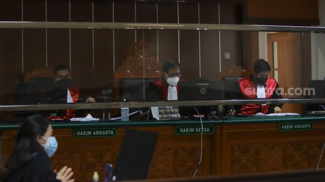 Suasana jalannya sidang kasus narkoba yang menjerat Aktor Jeff Smith di Pengadilan Negeri Jakarta Barat, Rabu (4/8/2021). [Suara.com/Alfian Winanto]