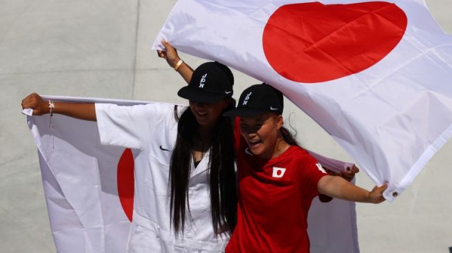 Duet Jepang Sakura Yosozumi dan Cocona Hiraki memenangkan medali emas dan perak skateboard Olimpiade Tokyo nomor park putri di Ariake Urban Sports Park, Tokyo, Jepang, 4 Agustus, 2021. (ANTARA/REUTERS/LISI NIESNER)