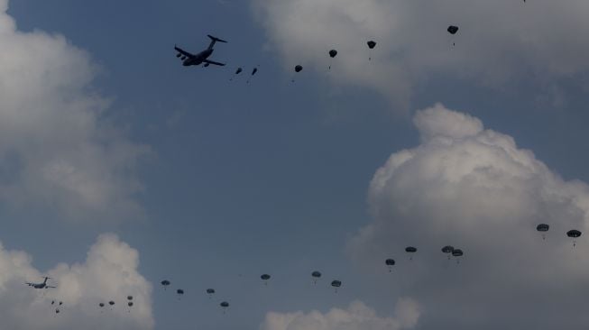 Prajurit gabungan TNI AD dan Tentara Amerika (US Army) beraksi terjun payung saat Latihan Bersama Garuda Shield ke 15/2021 di Pusat Latihan Tempur (Puslatpur) TNI AD di Martapura, Ogan Komering Ulu (OKU) Timur, Sumatera Selatan, Rabu (4/8/2021). [ANTARA FOTO/Nova Wahyudi]