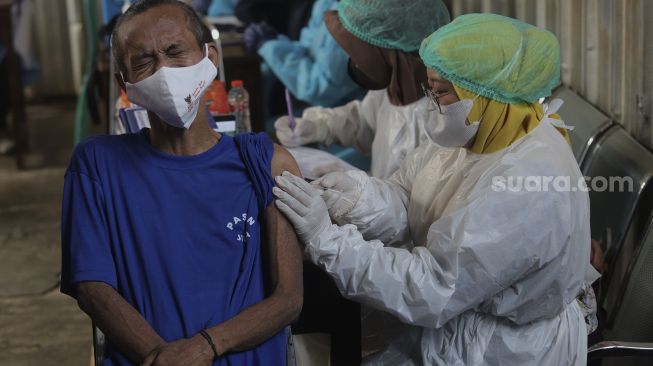 Vaksinator menyuntikkan vaksin COVID-19 kepada pasien ODGJ (Orang Dengan Gangguan Jiwa) di Yayasan Jamrud Biru, Bekasi, Jawa Barat, Rabu (4/8/2021). [Suara.com/Angga Budhiyanto]