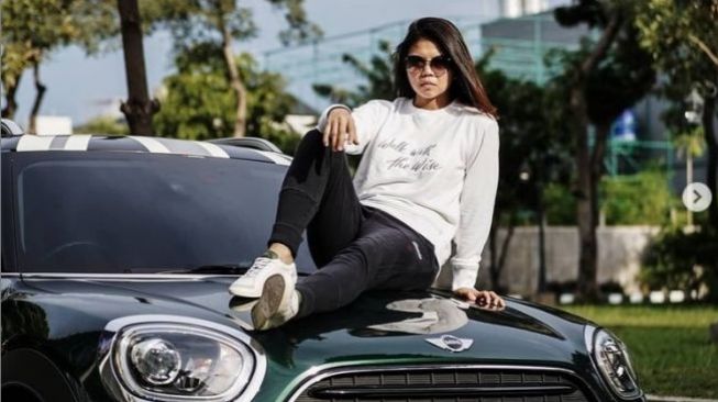 Gaya kece Greysia Polii di atas mobil Mini Cooper (Instagram)
