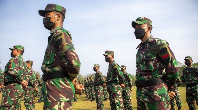 Personel TNI AD mengikuti pembukaan Latihan Bersama Garuda Shield ke 15/2021 di Pusat Latihan Tempur (Puslatpur) TNI AD di Baturaja, OKU, Sumatera Selatan, Rabu (4/8/2021). [ANTARA FOTO/Nova Wahyudi]