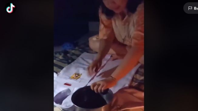 Aksi emak setrika seragam anak saat mati lampu (tiktok)