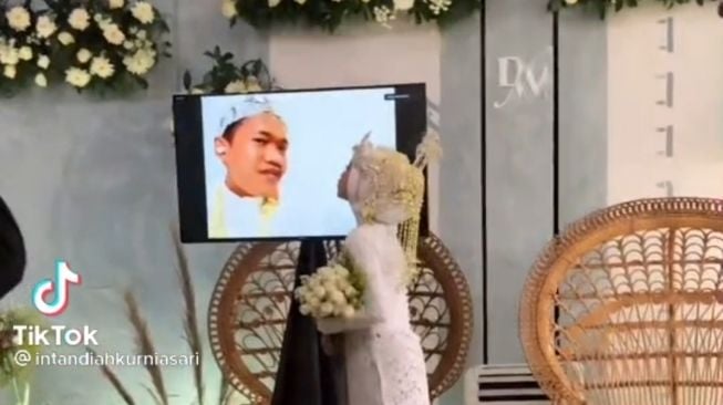 Couple Pengantin Tertabah 2021, Gelar Acara Manten Secara Virtual