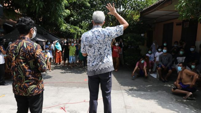 Gibran Pasang Foto Ganjar Pranowo, Padahal Kader PDIP Suruh Pasang Spanduk Puan