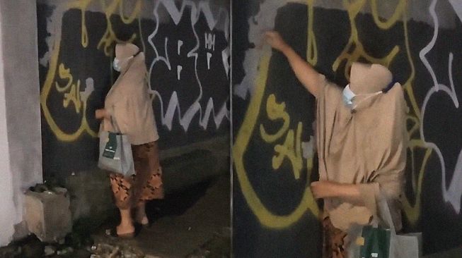 Viral Aksi Emak-emak Bersihkan Tembok dari Vandalisme, Alasannya Bikin Jleb
