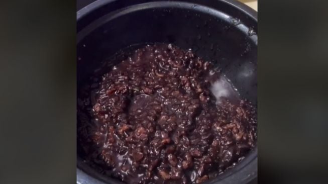 Cowok merasa tertipu mau buat masakan Korea. (TikTok)