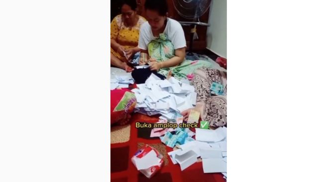 Viral Rekaman Ibu-ibu Buka Amplop Hajatan, Jumlah Sumbangan dan Nama Tamu Dicatat