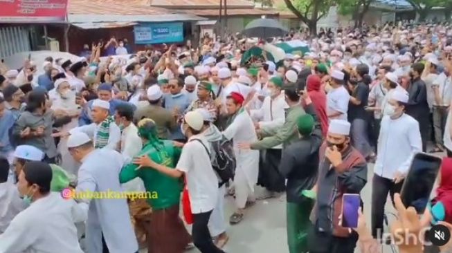 Puluhan ribu umat muslim mengiringi pemakaman Ketua Utama Alkhairaat almarhum Habib Saggaf Bin Muhammad Al Jufri untuk disalatkan di halaman SMK Alkhairaat, Palu, Sulawesi Tengah, Rabu (4/8/2021). [Instagram]