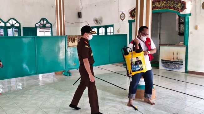 Wabup Lampung Tengah Ardito Wijaya jalani hukuman membersihkan masjid, Rabu (4/8/2021). [Dok Kejari Lampung Tengah]