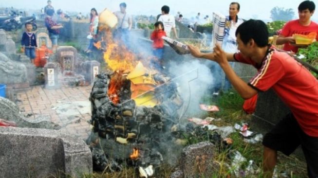Warga Tionghoa menjalani prosesi sembahyang kubur di pemakaman Yayasan Bhakti Suci, Kalbar 2017. (Antara)