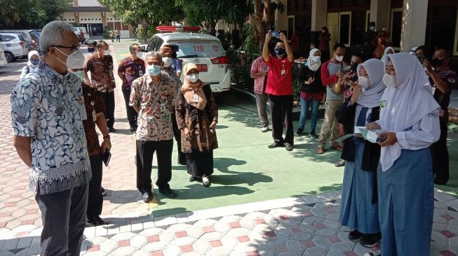 Hore! Vaksinasi Pelajar, Ganjar dan Gibran Bagikan HP ke Siswa di SMAN 3 Solo