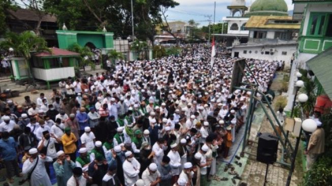 Puluhan Ribu Umat Islam Salat Jenazah untuk Ketua Utama Alkhairaat Habib Sayyid Saggaf