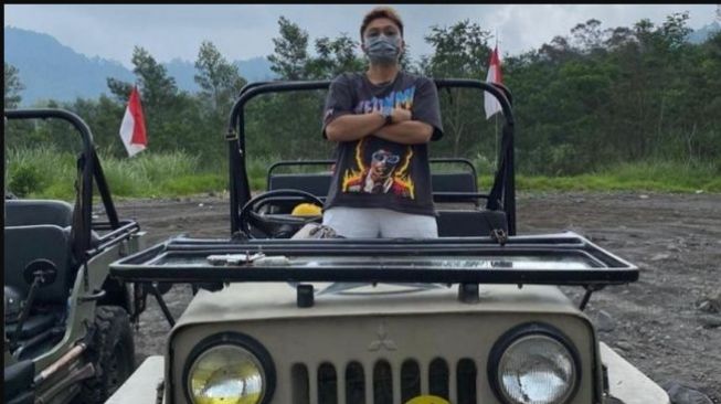 Apriyani Rahayu terlihat garang saat berpose di atas Jeep Willys CJ5 (Instagram)