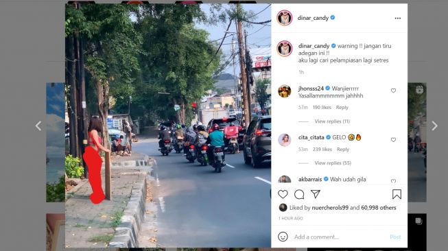 Dinar Candy Protes PPKM Turun ke Jalan Pakai Bikini, Reaksi Pengendara Biasa Aja