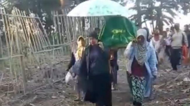 Sehari 3 Orang Mati, Perempuan Situbondo Pikul Jenazah Sebagai Ritual Tolak Balak