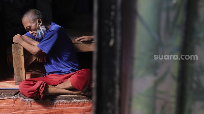 Pasien ODGJ (Orang Dengan Gangguan Jiwa) menunggu giliran untuk mengikuti vaksinasi COVID-19 di Yayasan Jamrud Biru, Bekasi, Jawa Barat, Rabu (4/8/2021). [Suara.com/Angga Budhiyanto]