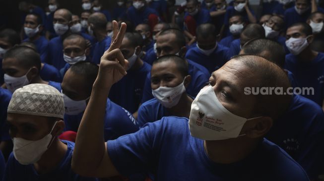 Sejumlah pasien ODGJ (Orang Dengan Gangguan Jiwa) menunggu giliran untuk mengikuti vaksinasi COVID-19 di Yayasan Jamrud Biru, Bekasi, Jawa Barat, Rabu (4/8/2021). [Suara.com/Angga Budhiyanto]