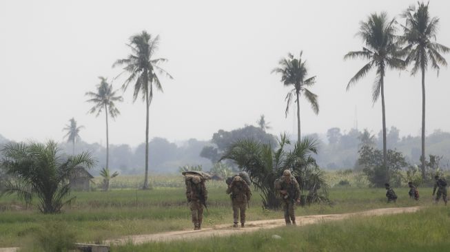 Tentara Amerika (US Army) berjalan usai penerjunan bersama TNI AD saat Latihan Bersama Garuda Shield ke 15/2021 di Pusat Latihan Tempur (Puslatpur) TNI AD di Martapura, Ogan Komering Ulu (OKU) Timur, Sumatera Selatan, Rabu (4/8/2021). [ANTARA FOTO/Nova Wahyudi]