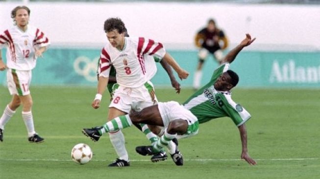 Potret pemain Nigeria saat tampil di cabor sepak bola Olimpiade 1996. (PASCAL GEORGE / AFP)